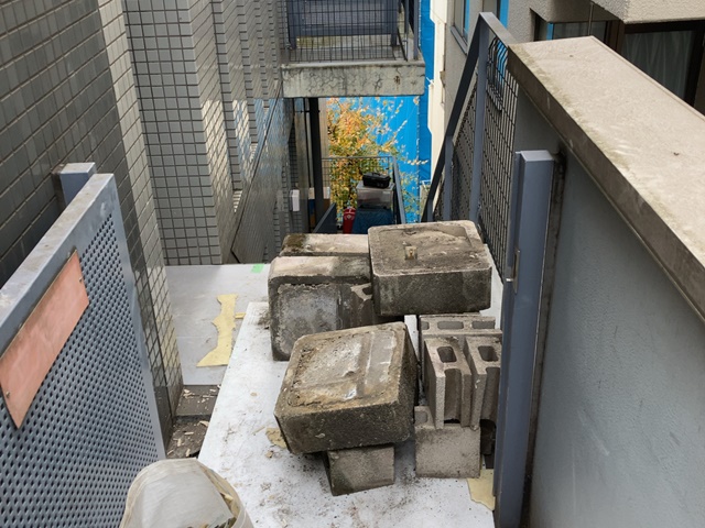 東京都港区麻布十番の物置小屋撤去処分中の様子です。